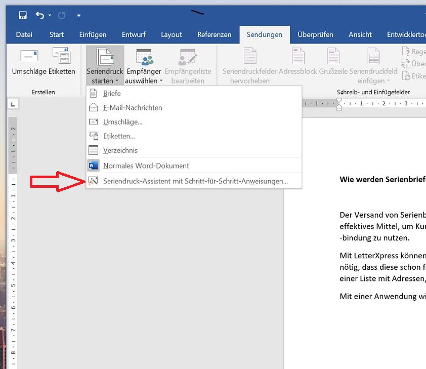 In Word wird gezeigt mit einem roten Pfeil, wo der Seriendruck gestartet werden kann